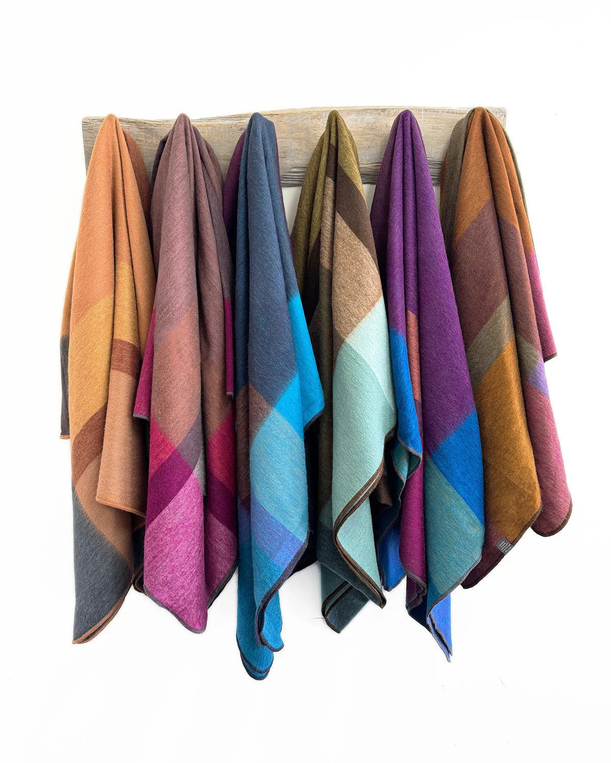 Alpakų vilnos pledai ir užklotai