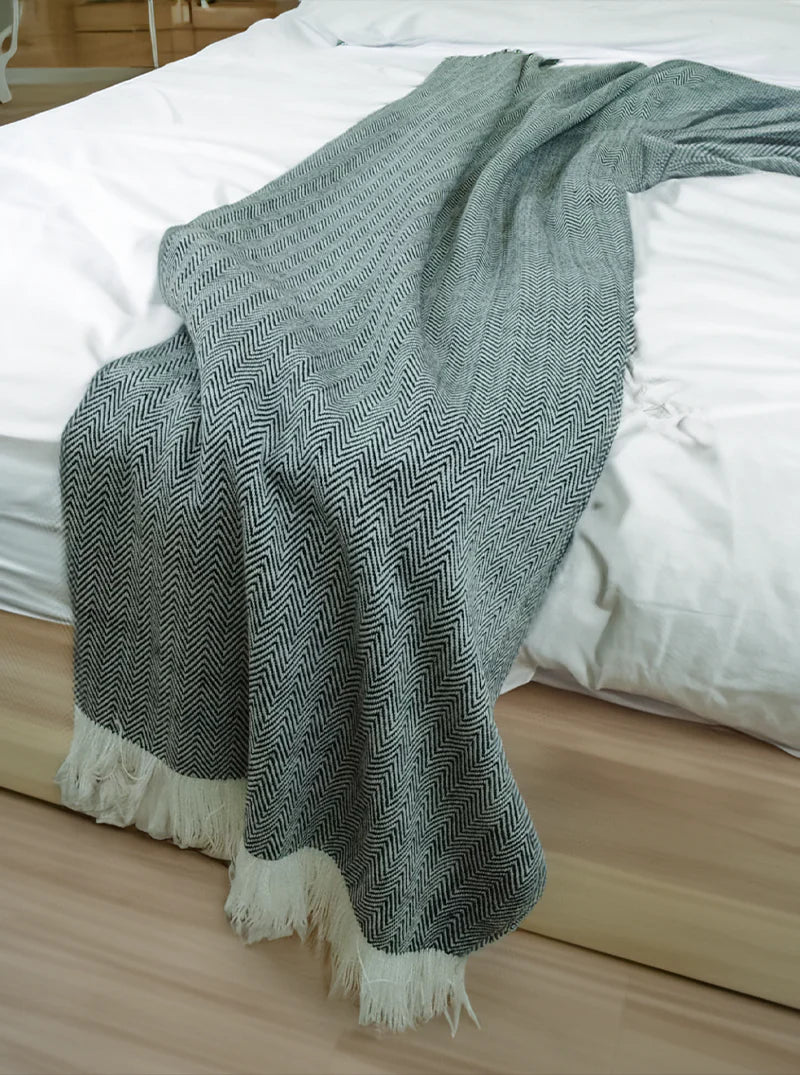 Pilkos spalvos Zig Zag rašto 100% alpakų vilnos pledas
