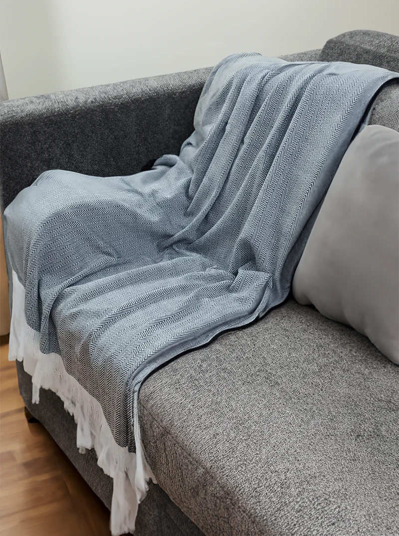 Pilkos spalvos Zig Zag rašto 100% alpakų vilnos pledas