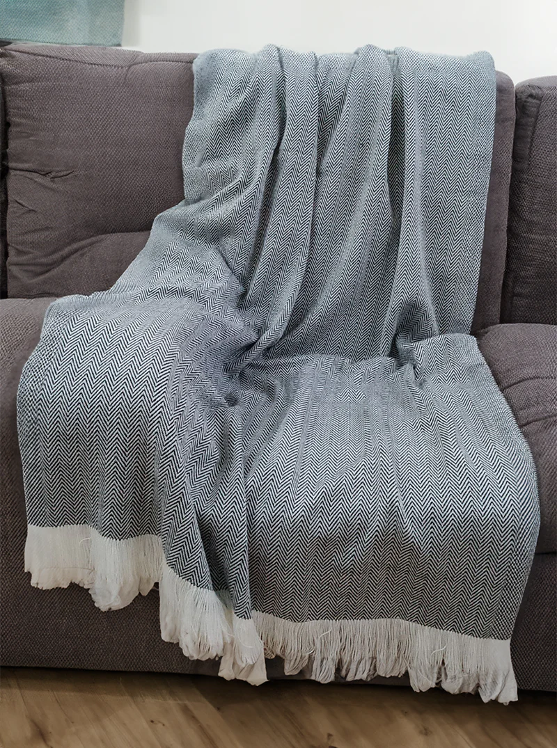 Pilkos spalvos Zig Zag rašto 100% alpakų vilnos pledas