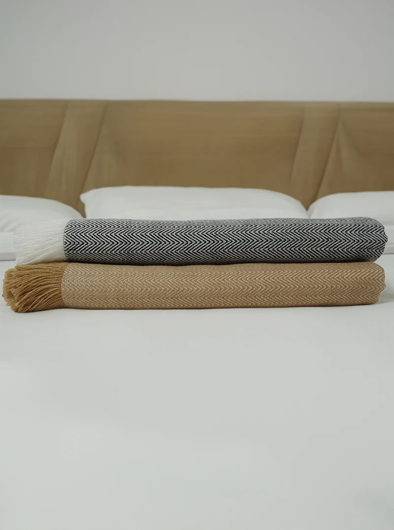 Pilkos spalvos Zig Zag rašto 100% alpakų vilnos pledas